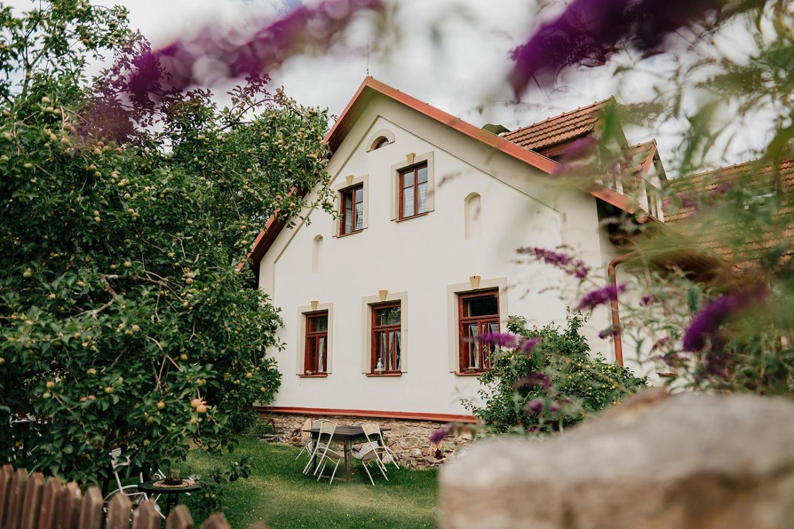 Отель Restaurant A Penzion Na Cechach Korouhev Экстерьер фото